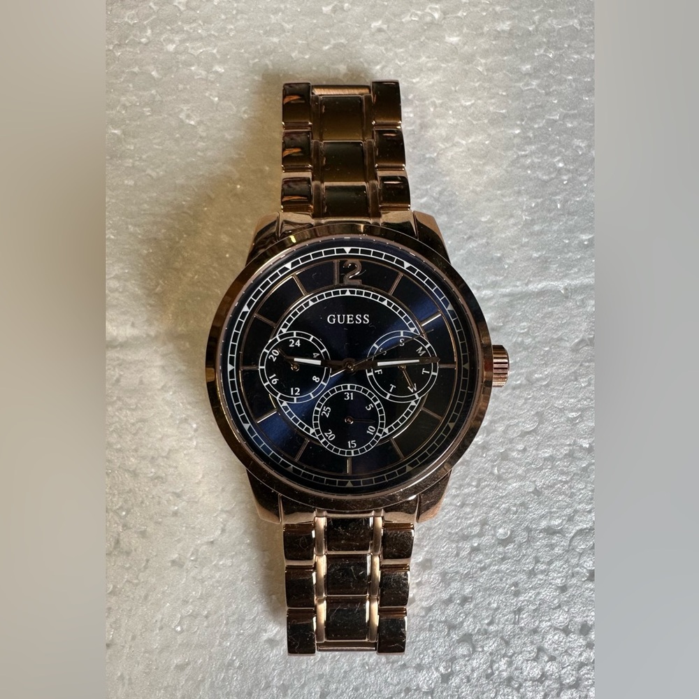RARE GUESS GENTS ROSE GOLD TONE CASE ROSE GOLD TONE STAINLESS STEEL WATCH